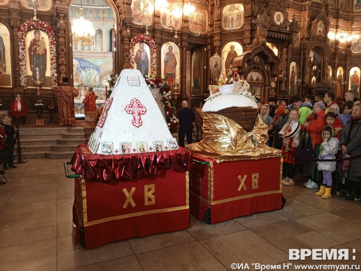Опубликованы фото и видео пасхального богослужения в Александро-Невском соборе