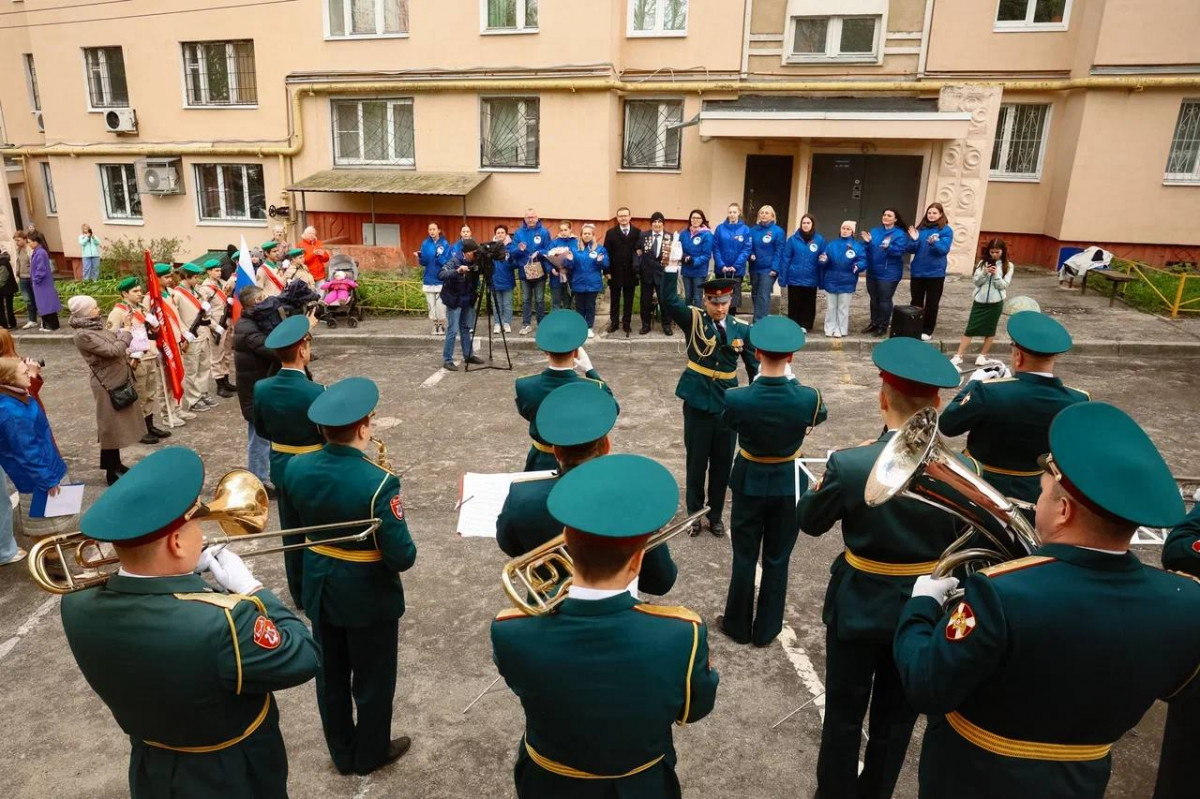Волонтёры Победы проводят персональные парады возле домов нижегородских ветеранов