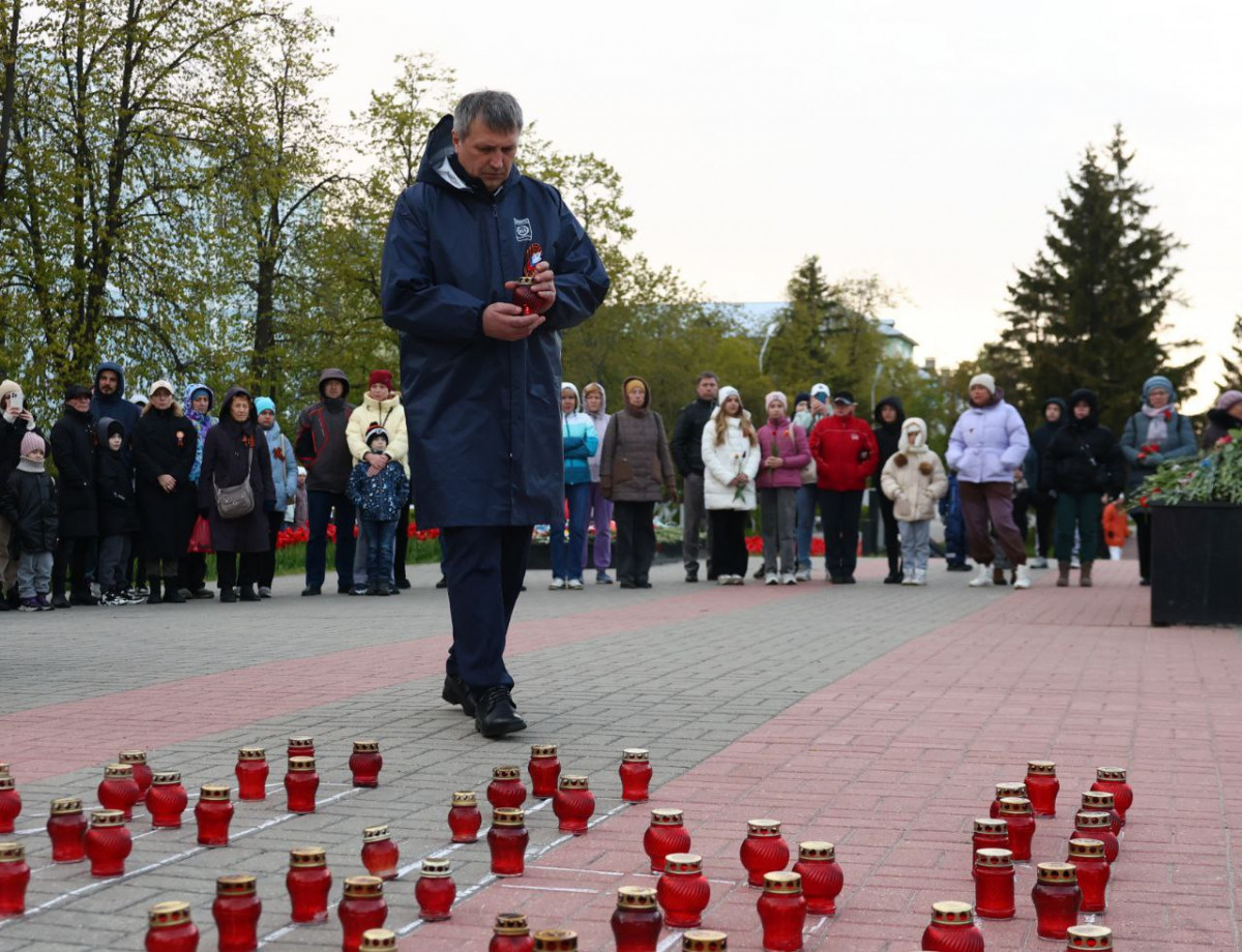700 свечей зажгли в Дзержинске в память о героях ВОВ
