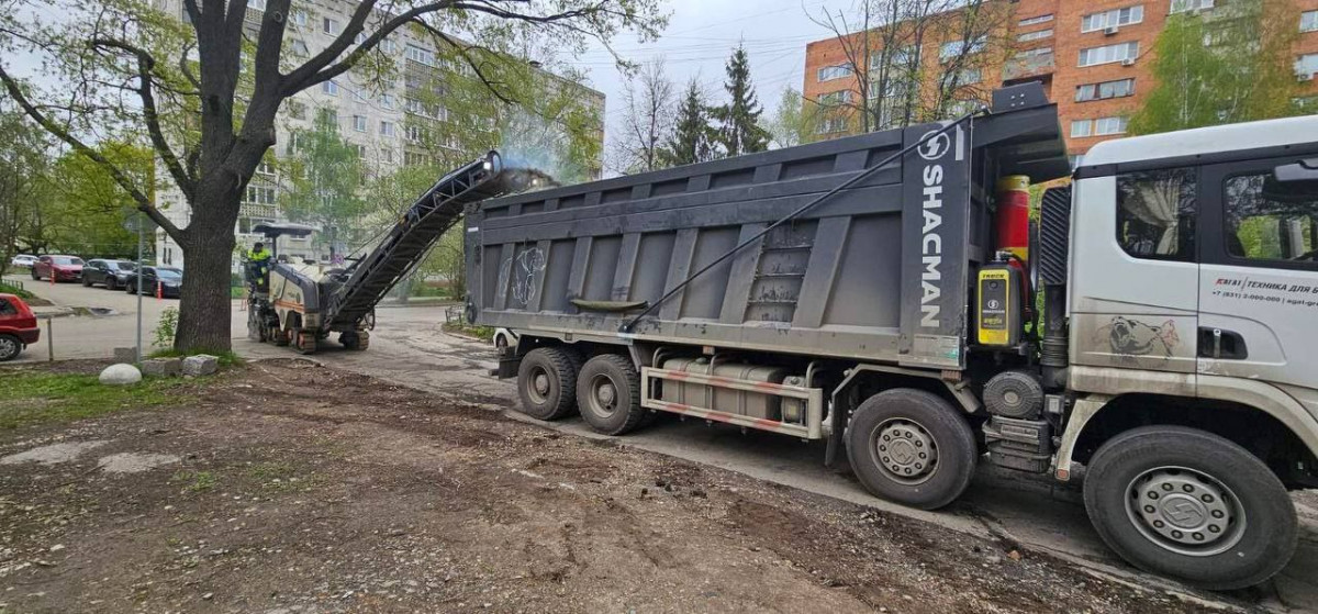Специалисты приступили к ремонту покрытия в Нижегородском районе