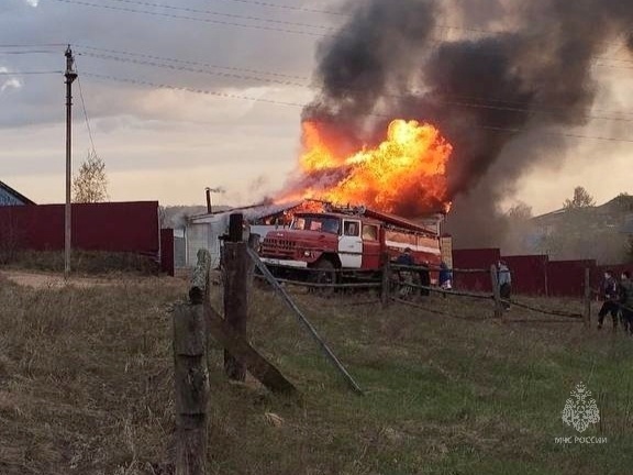 Спасатель в свой выходной помог потушить соседям дом