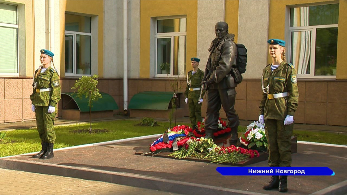 Памятник Дмитрию Жидкову открыли у здания нижегородской православной гимназии