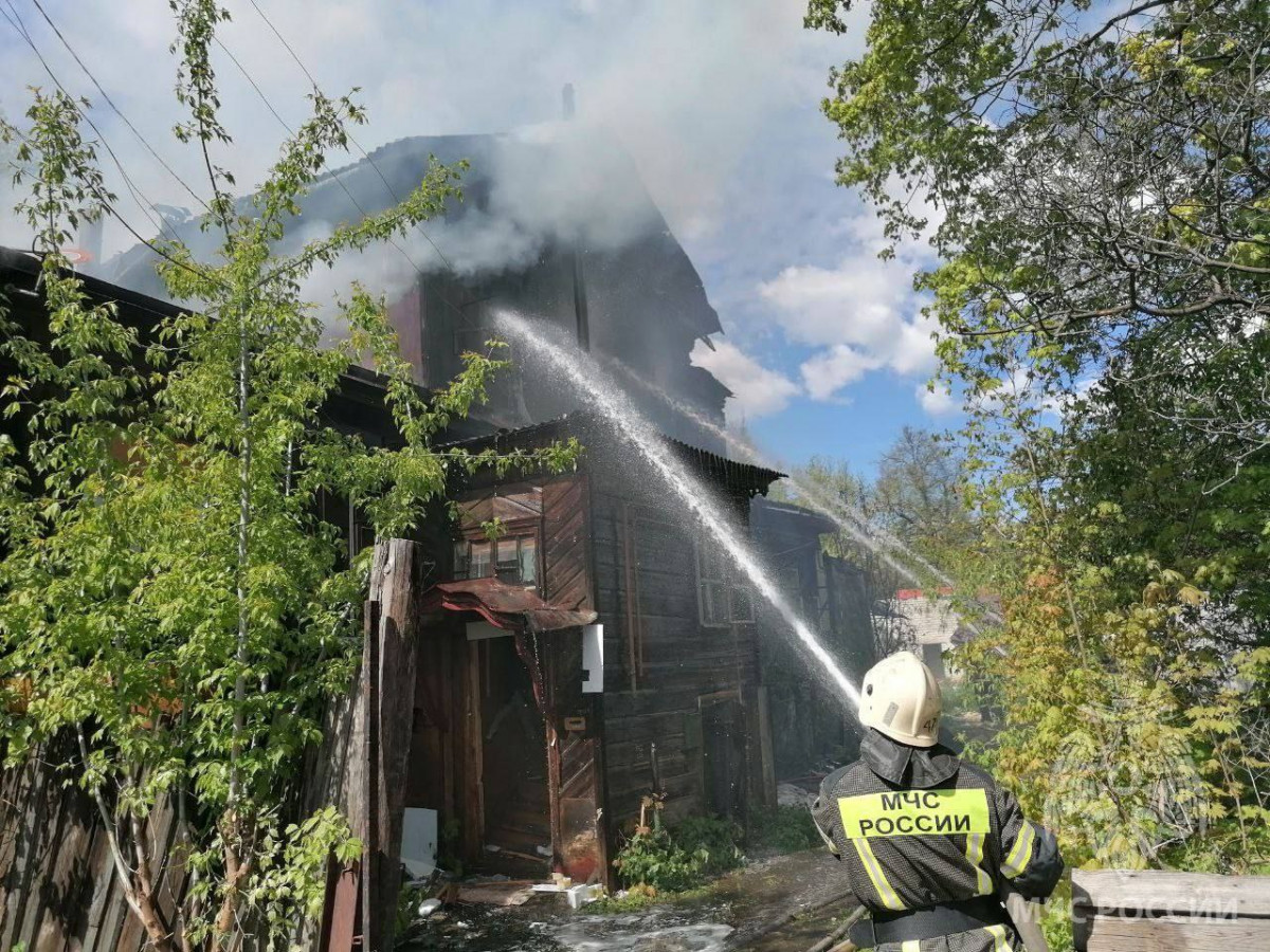 Деревянный дом загорелся на улице Ступина в Арзамасе