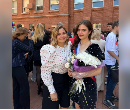 Ирина Пегова показала фото с последнего звонка своей дочки