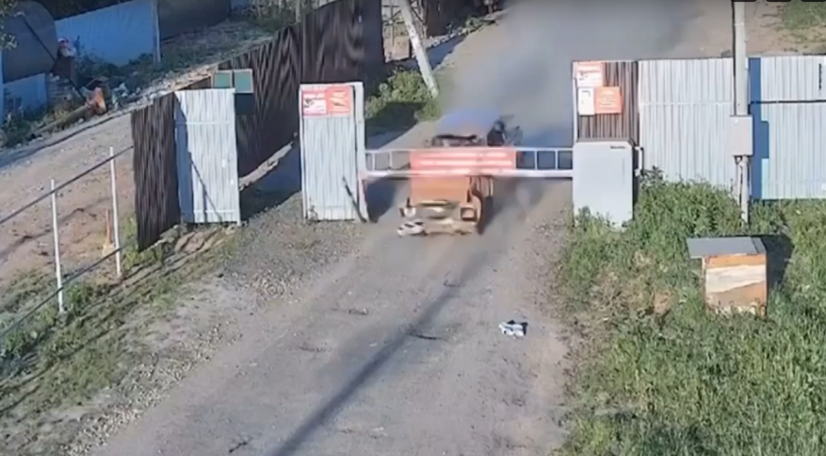 Подростки на старом «Москвиче» протаранили шлагбаум в Нижнем Новгороде