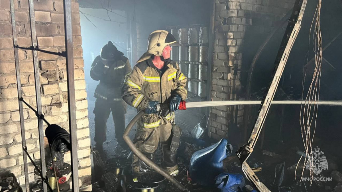 Один человек пострадал и еще двое спасены из горящего цеха в Дзержинске