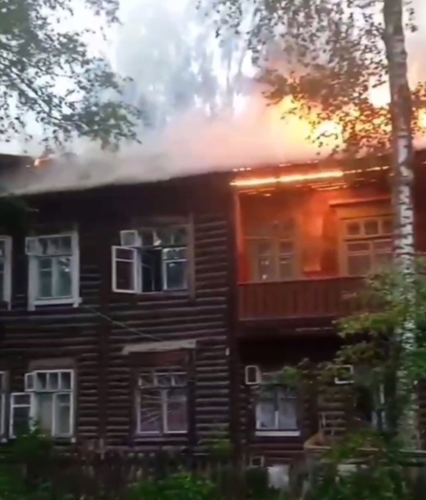 Деревянный дом загорелся на улице Усиевича в Ленинском районе