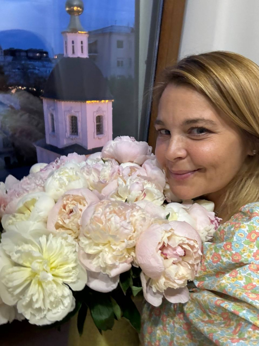 Актриса Ирина Пегова опубликовала фото с цветами от любимого