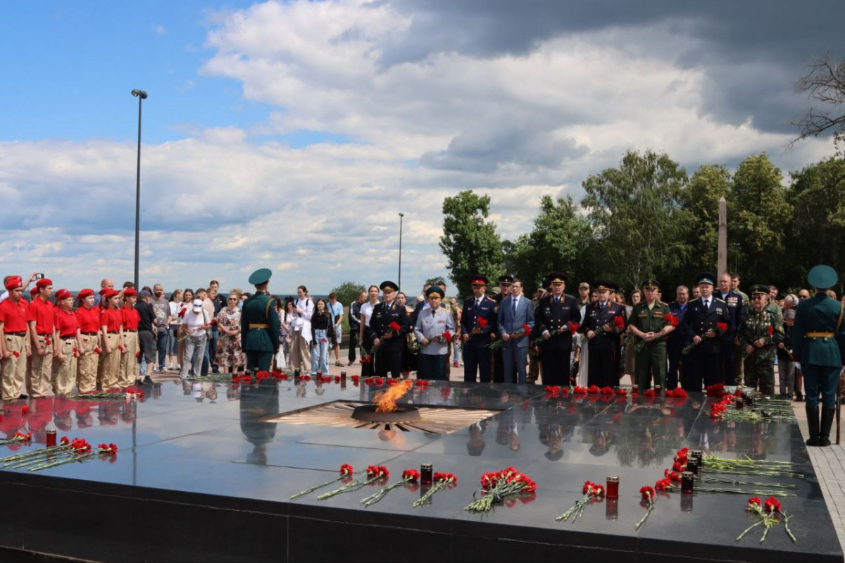Нижегородцы возложили цветы к мемориалу «Вечный огонь» в Кремле в День памяти и скорби