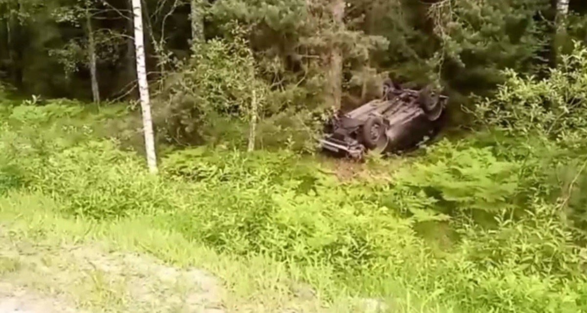 Легковушка съехала в кювет и перевернулась на трассе в Городецком округе