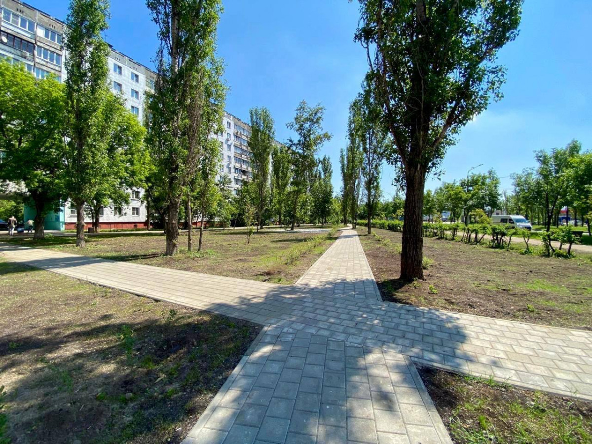 Территорию на улице Акимова благоустроили по федеральному проекту