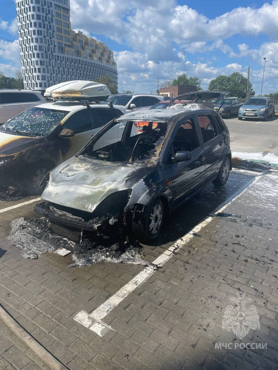 Два автомобиля горели на парковке на Горького утром 29 июня