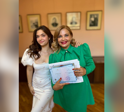 Ирина Пегова показала фото с выпускного своей дочери