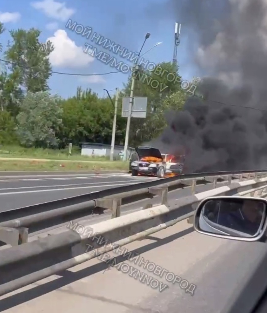 Автомобиль загорелся на дороге в Автозаводском районе