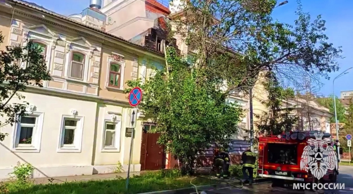 Крыша многоквартирного дома загорелась на улице Ульянова