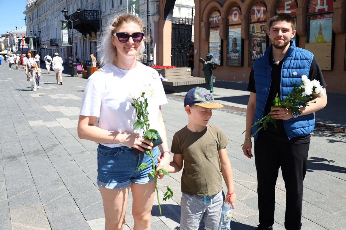 В День семьи, любви и верности нижегородцам подарили ромашки на счастье