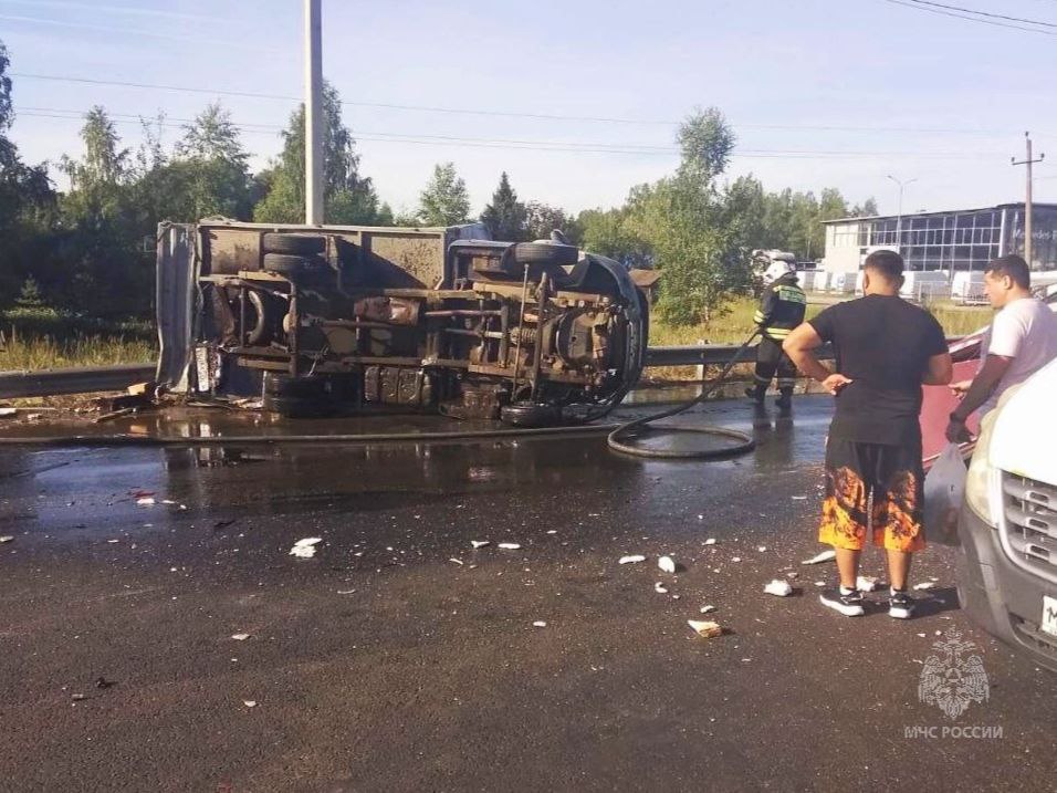Пожарные работают на месте столкновения 11 автомобилей в Нижнем Новгороде