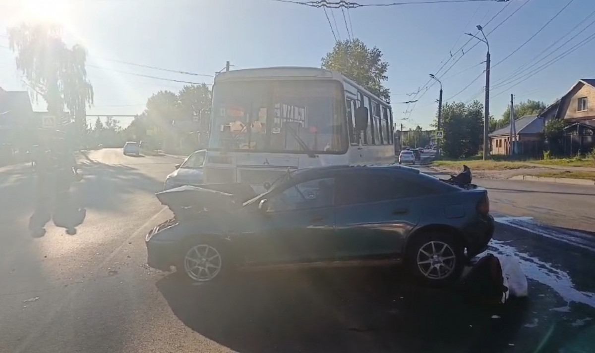 Двое детей пострадали при столкновении автобуса и легкового автомобиля на улице Свободы
