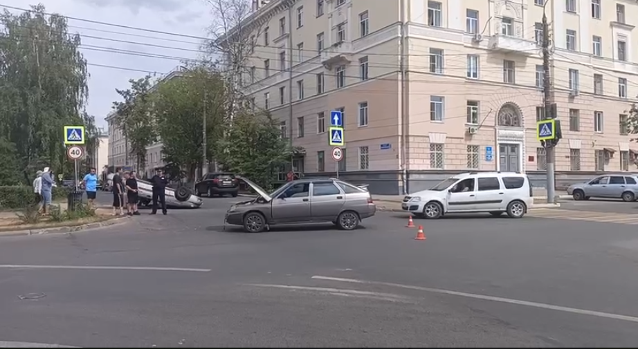 Иномарка перевернулась в результате ДТП на бульваре Юбилейный