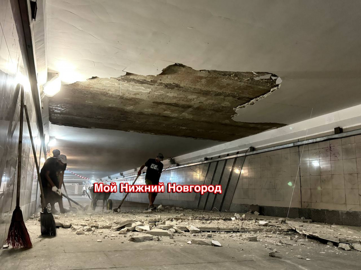 Штукатурка обвалилась с потолка в подземном переходе у нижегородского ТРК «Небо»
