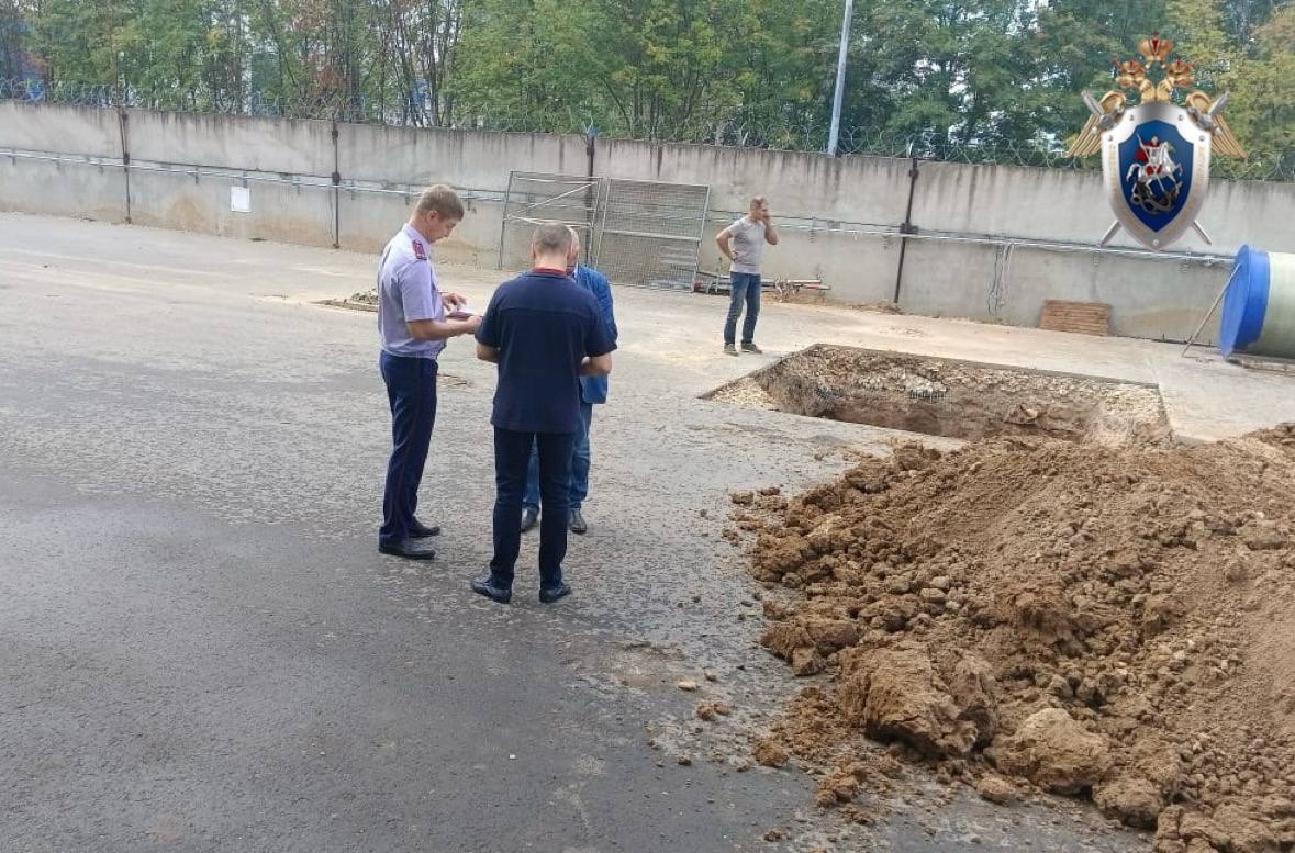 Рабочего завалило грунтом в траншее в Приокском районе