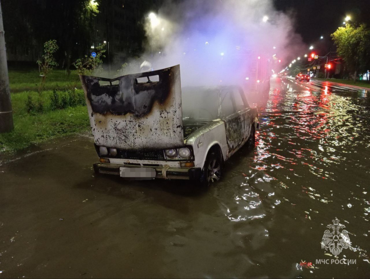Легковушка обгорела в Нижнем Новгороде