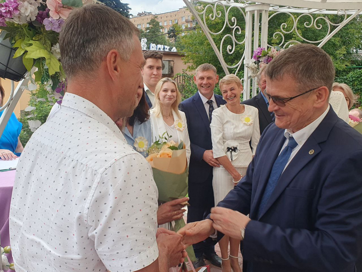 Петр Банников поздравил семейные династии нижегородцев — участников проекта «Свадьба трех поколений»