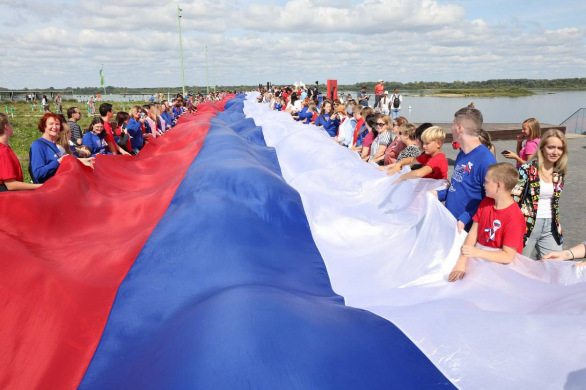 Флаг России развернули на месте слияния двух рек в Нижнем Новгороде