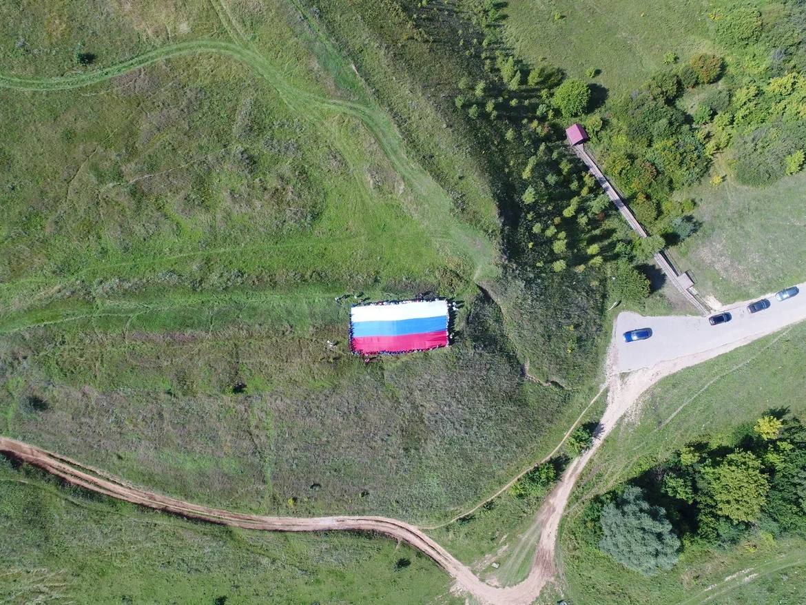 50 молодых нижегородцев развернули в Лыскове российский триколор площадью более 100 кв. м