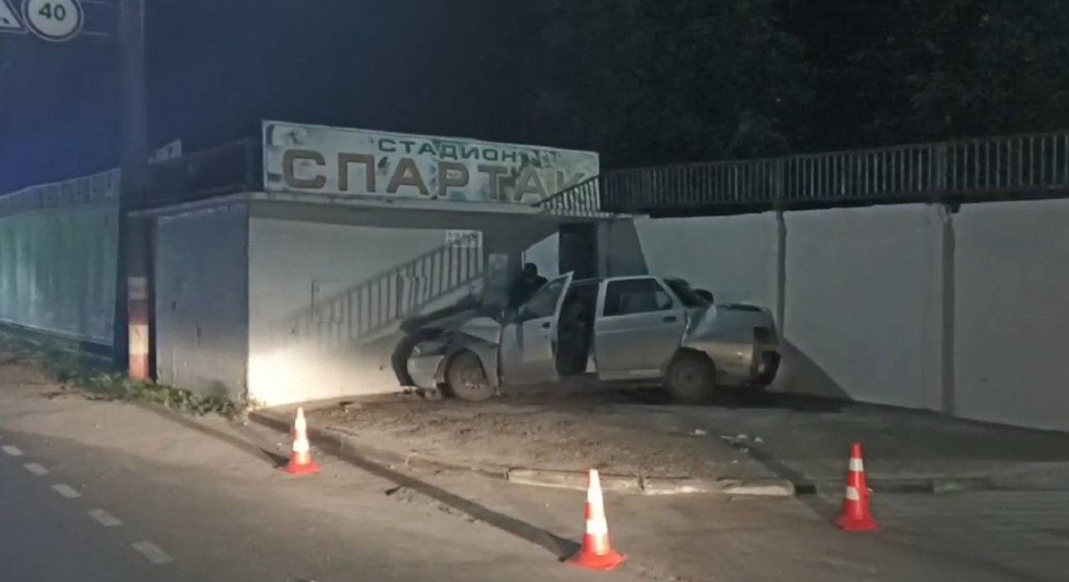 Четверо человек пострадали при наезде машины на стену в Городце