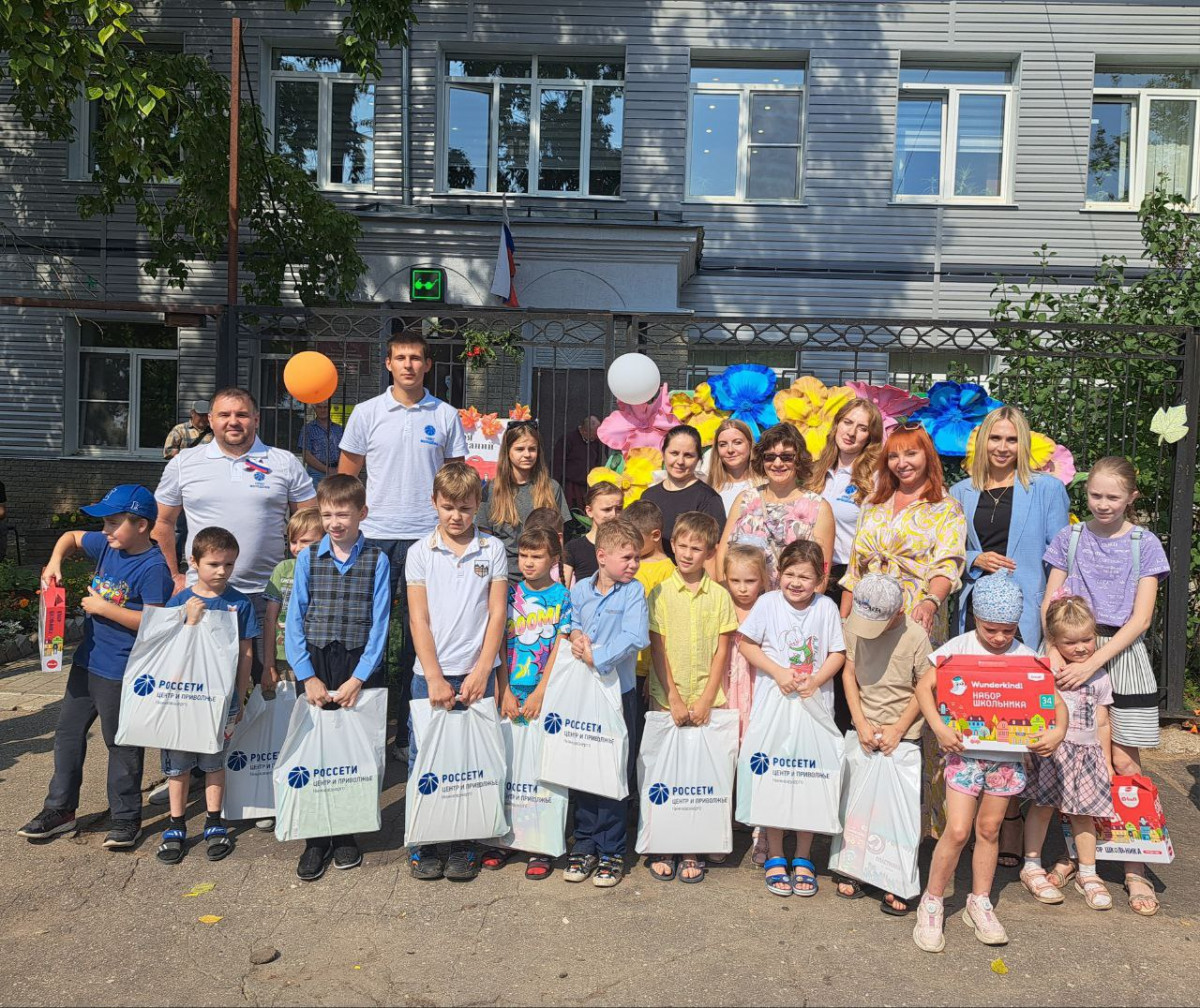 Сотрудники филиала ПАО «Россети Центр и Приволжье» — «Нижновэнерго» поздравили детей и родителей с новым учебным годом