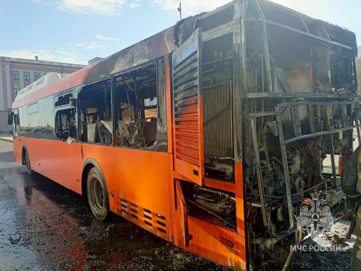 Автобус сгорел у Речного вокзала в Нижнем Новгороде