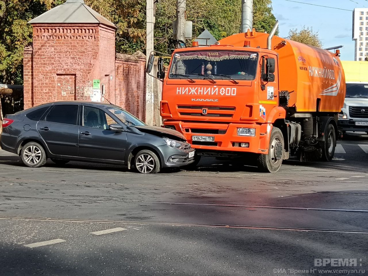 КамАЗ и «Лада» столкнулись на перекрёстке улиц Пушкина и Артельной