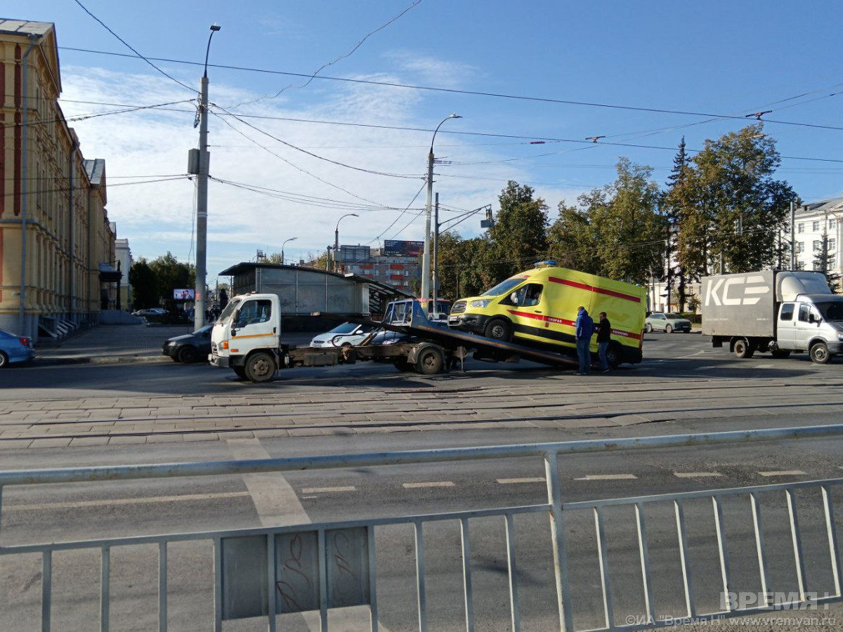Трамвай протаранил автомобиль скорой помощи на площади Лядова