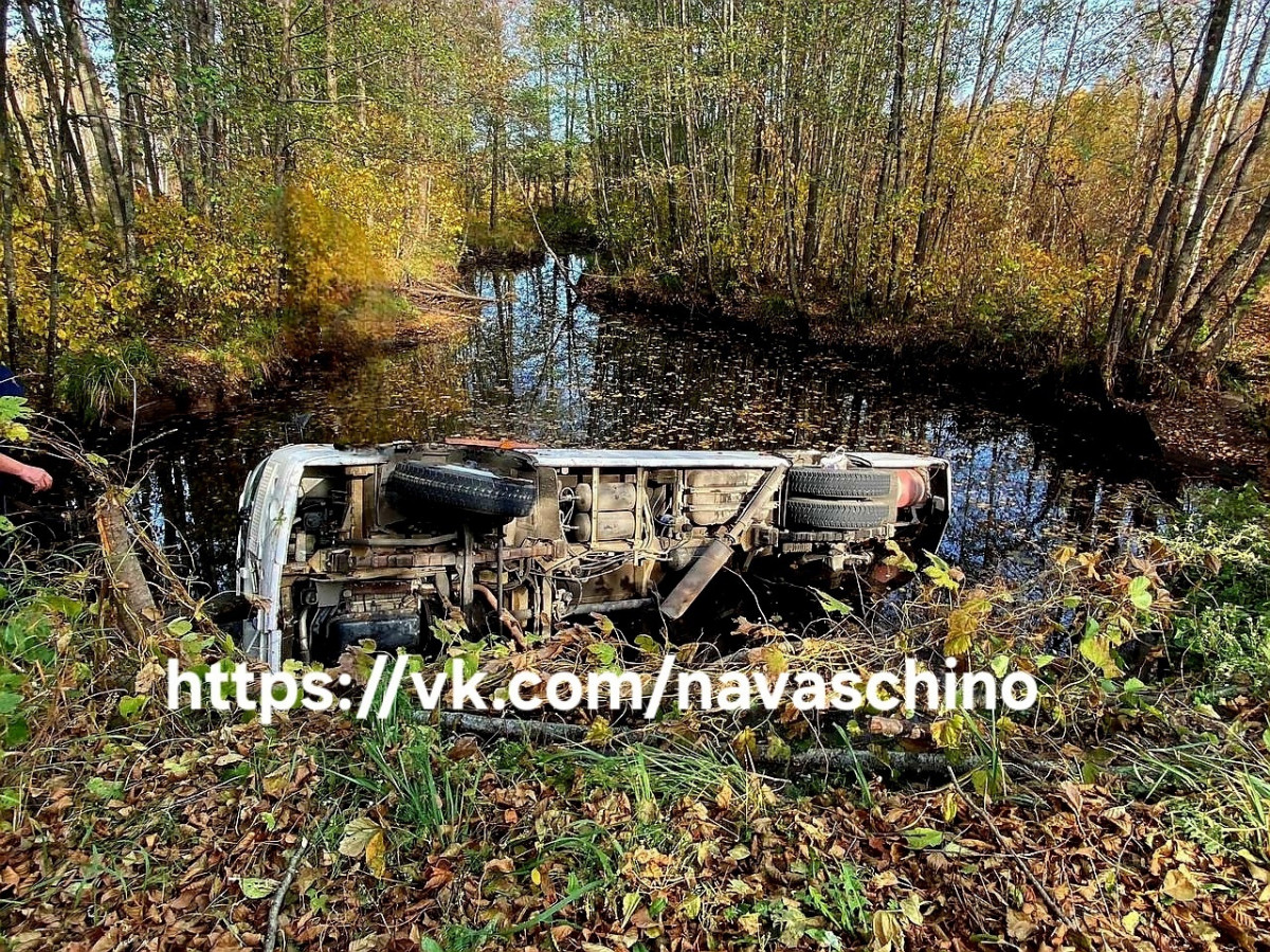 В Навашинском районе рейсовый автобус опрокинулся в пожарный пруд