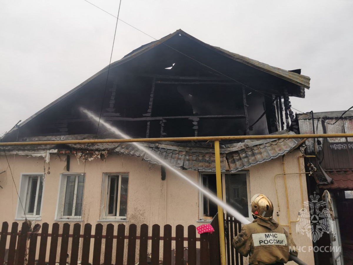 Дом, гараж и автомобиль горят в рабочем поселке Выездное