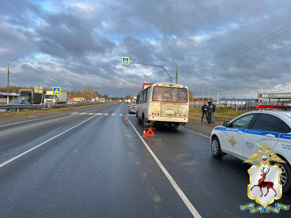 Медики осмотрели пассажиров автобуса после ДТП в Кстовском округе