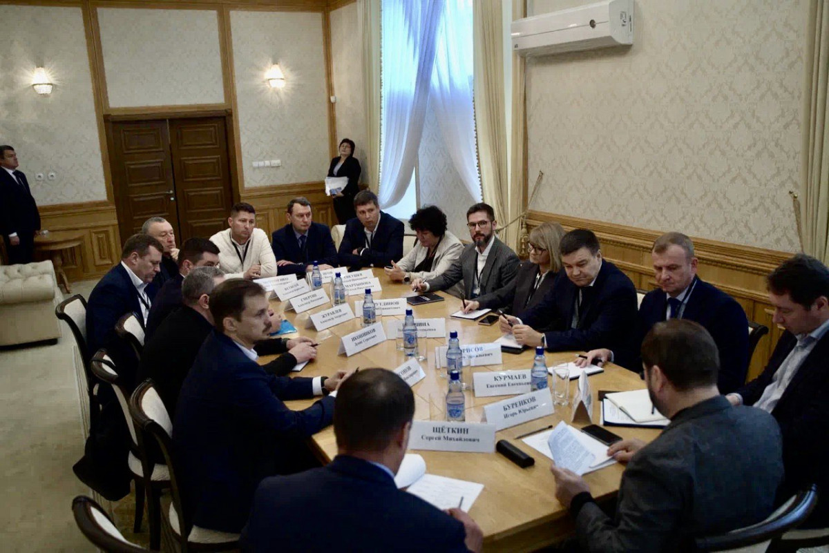 Буренков провел совещание по вопросам общественно-политического развития регионов ПФО
