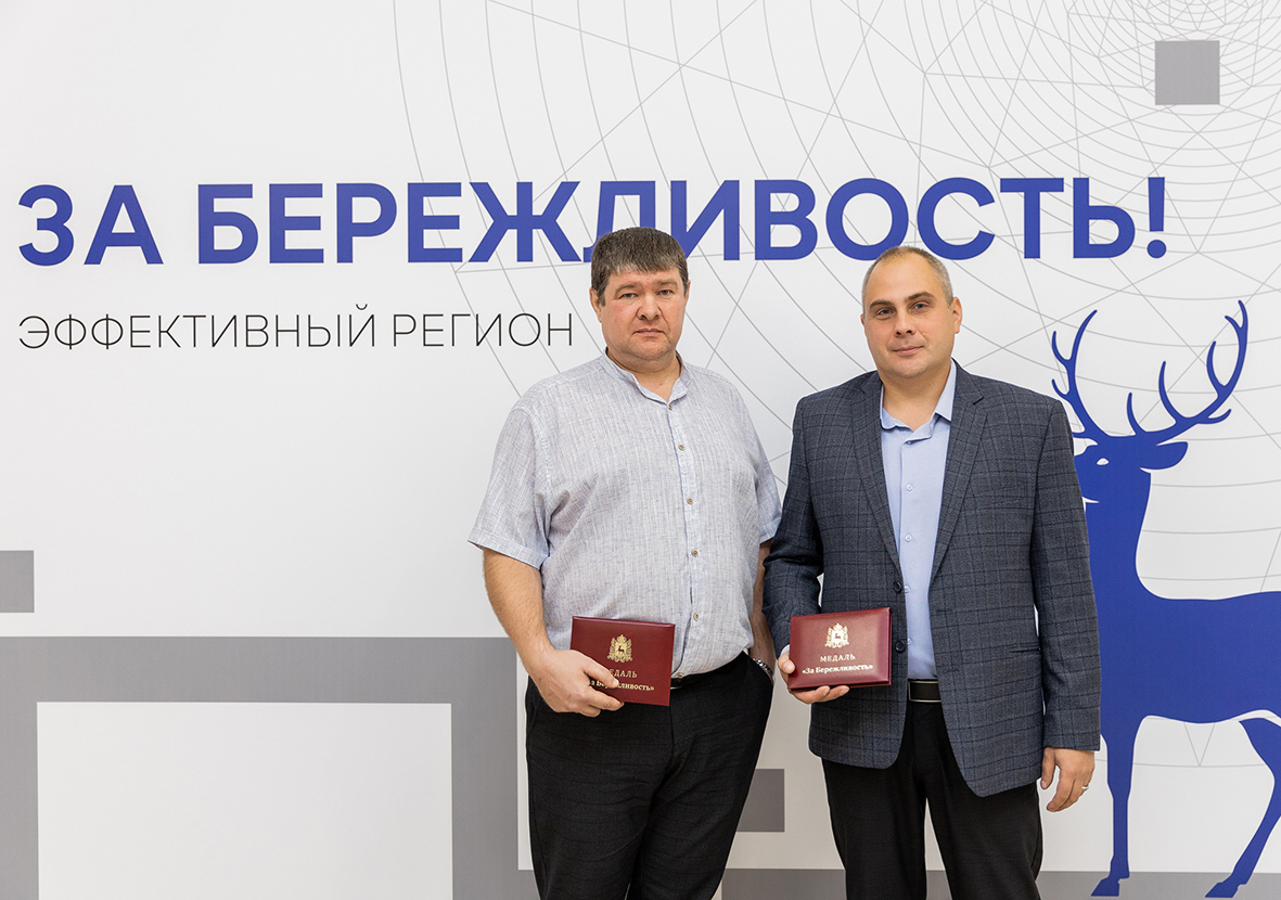 Двух работников АПЗ наградили бронзовыми медами «За бережливость»