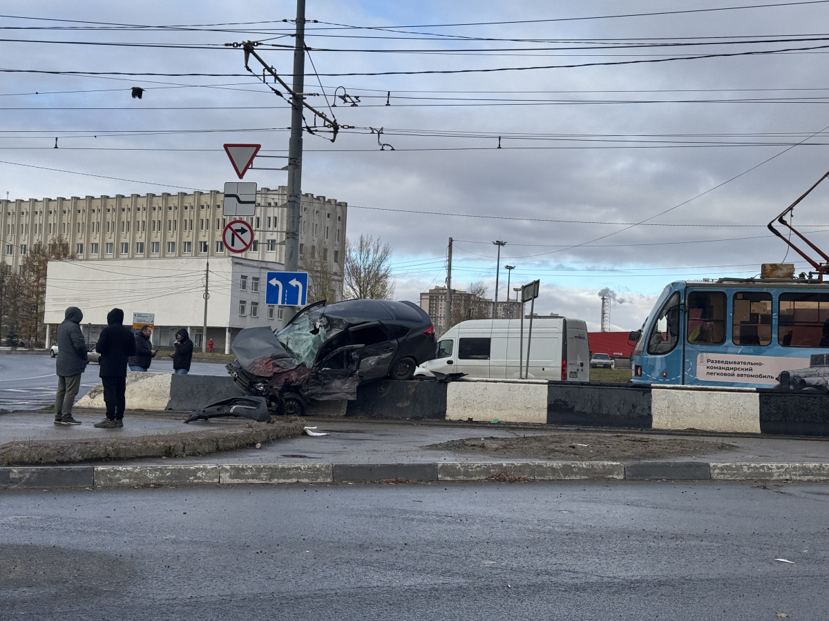 Жесткая авария произошла на площади Комсомольской в Нижнем Новгороде