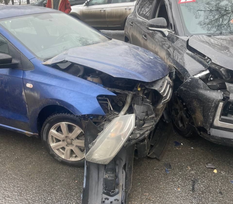 Женщина пострадала при столкновении двух автомобилей на улице Нартова