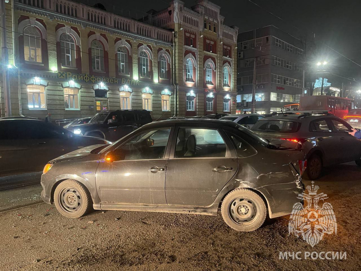 Три автомобиля и рейсовый автобус столкнулись в центре Нижнего Новгорода