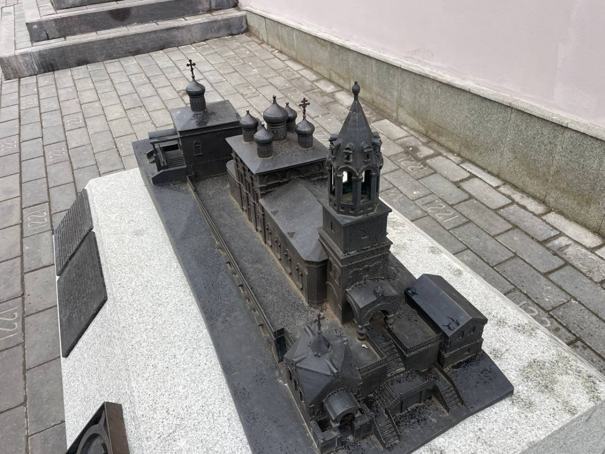 Вандалы отламывают кресты с миниатюрных копий достопримечательностей Нижнего Новгорода