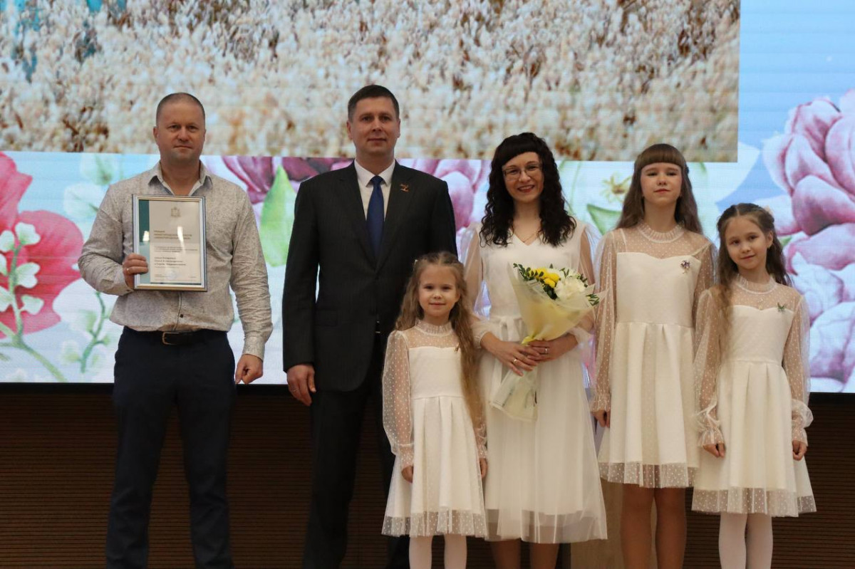 В Нижегородском кремле наградили многодетных матерей, заслуженных родителей и социально активные семьи