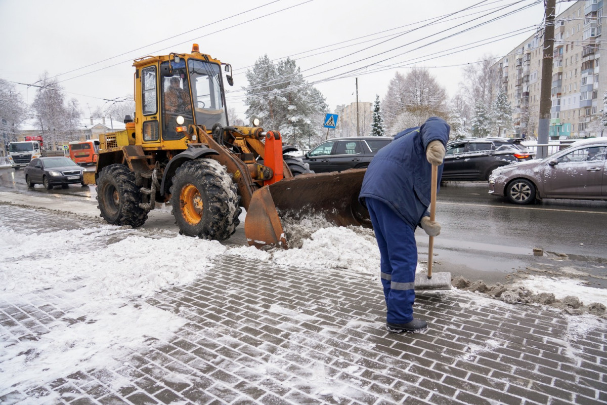 Дорожные бригады круглосуточно работают на улицах Нижнего Новгорода после снегопада