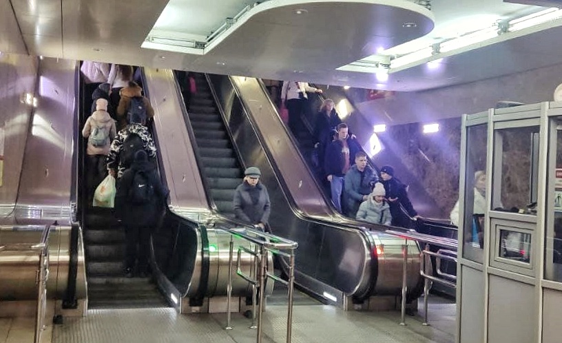 Все три эскалатора на станции метро «Горьковская» запущены после планового техобслуживания