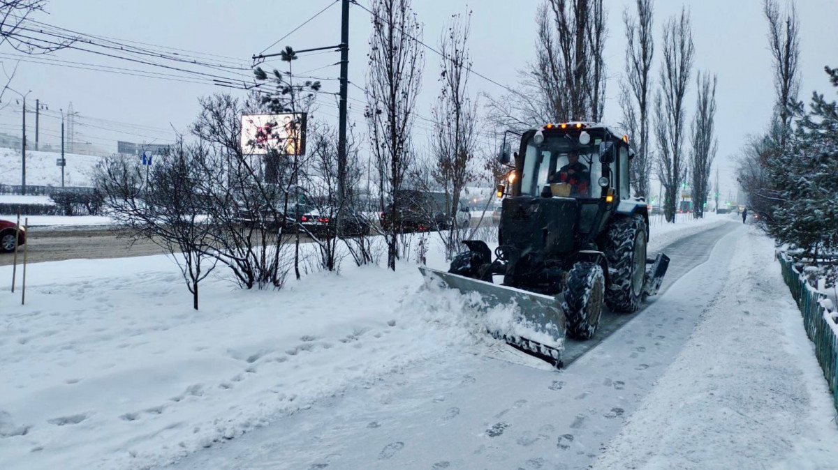 Более 670 снегоуборочных машин и 1000 рабочих чистят улицы Нижнего Новгорода после снегопада