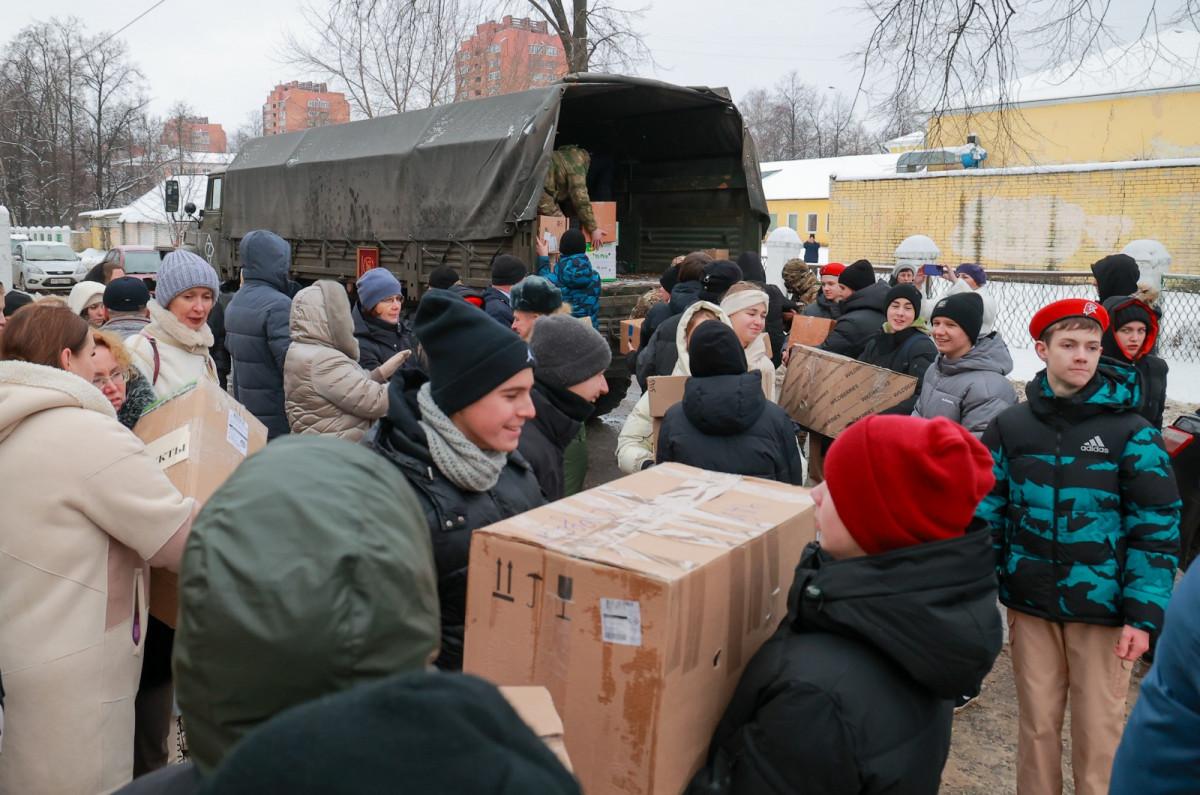 1,5 тысячи писем и новогодних поздравлений отправили вместе с гумгрузом автозаводцы бойцам СВО