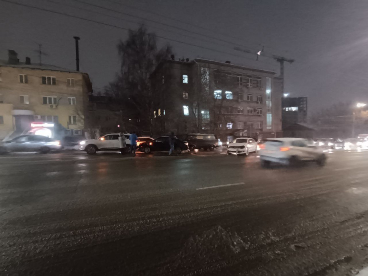 Четыре автомобиля столкнулись на улице Ванеева в Нижнем Новгороде утром 24 декабря