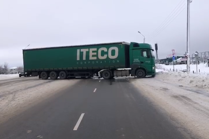 КАМАЗ перекрыл автодорогу Нижний Новгород-Кстово в результате ДТП